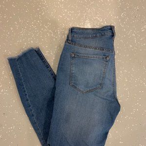 FRAYED BOTTOM SKINNY JEANS!!!